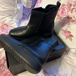 Naturalizer women’s Talise leather ankle boot size 6